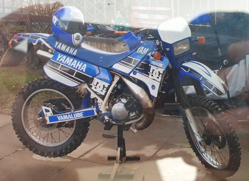 blue and white Yamaha DTR 125cc