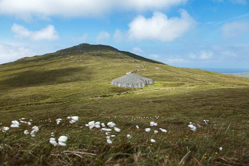 AR reconstruction of Dùn Bharpa, Isle of Barra overlaid on present day landscape. ©Sandshoes Studio and PEEL X